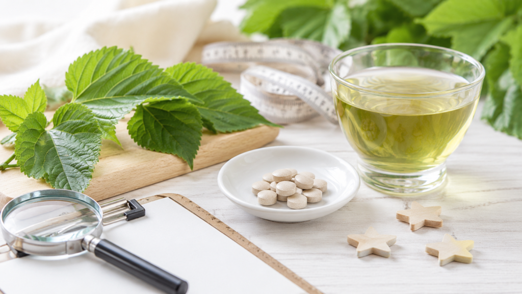 桑の葉と緑茶、サプリメント、虫眼鏡を使った口コミ・効果確認のイメージ